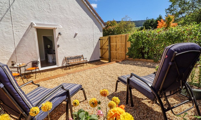 Llangollen Cottage | CAM O'R FECHAN ANNEXE, romantic, with a garden in Llangollen