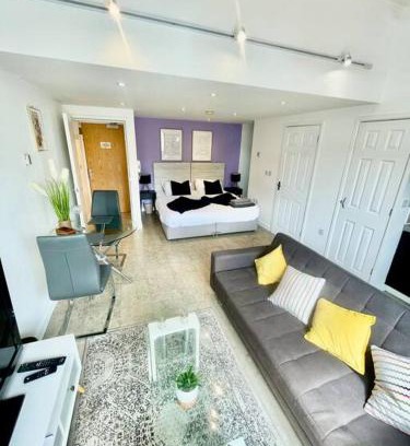 Mill Road Apartment | Cambridge City Centre Studio First Floor Sleeps 3