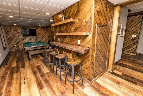 Cresco House | Camelback Ski Mts,Firepit, Hottub,Kalahari WaterPark,Linens!