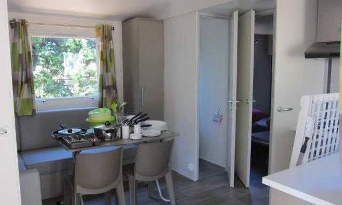 Mondragon House | Camping 3 étoiles - Piscine - eebeai