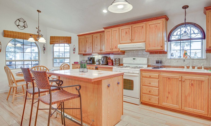 Port Isabel Cottage | Canalfront Port Isabel Cottage: 5 Mi to Beach!