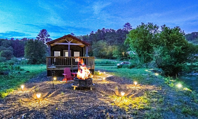 Turtletown Cabin | Caney Creek| Luxury Creekfront | Tiny Cabin|Hot Tub | Wifi | Dog Friendly