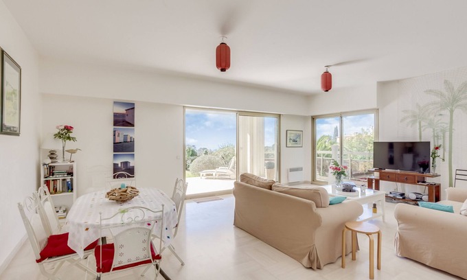 La Croix des Gardes Apartment | *Cannes Apartment le Mayflower terrace, garden, swimming pool, sea view, quiet area