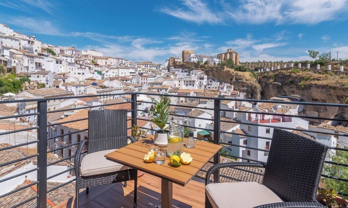 Setenil de las Bodegas Villa | Cantarería Jazmín Setenil de las Bodegas by Ruralidays