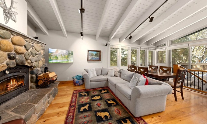 Donner Lake Woods House | Canyon Chalet by Tahoe Getaways - 4 BR, SKI LEASE, Walk to Donner