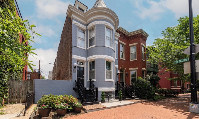 Capitol Hill Apartment | Capitol Hill Studio on Lincoln Park, Free PARKING