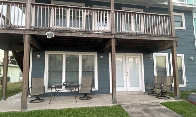 Palm Harbor House | Capt. Dan's Fishing getaway. Canal Front Home with Underwater Fishing Light.