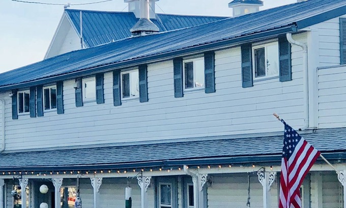 Homer Apartment | Captain Quarter's Studio near Bishop's Beach - Pet friendly Studio