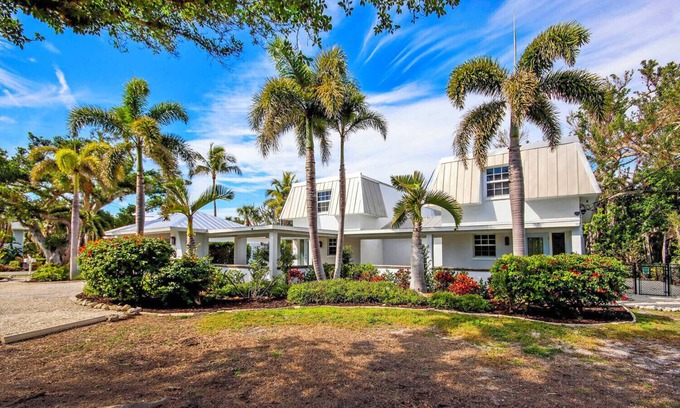 Shell Harbor House | Captain's Nest Sanibel, with Pergola on East End