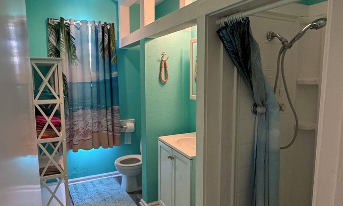 Port O Connor House | Captain's Quarters Charming 3-bedroom house in lovely Port O'Connor TX with AC