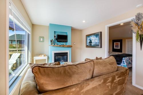 Depoe Bay House | Captain's Quarters - Blue Lagoon Cabin