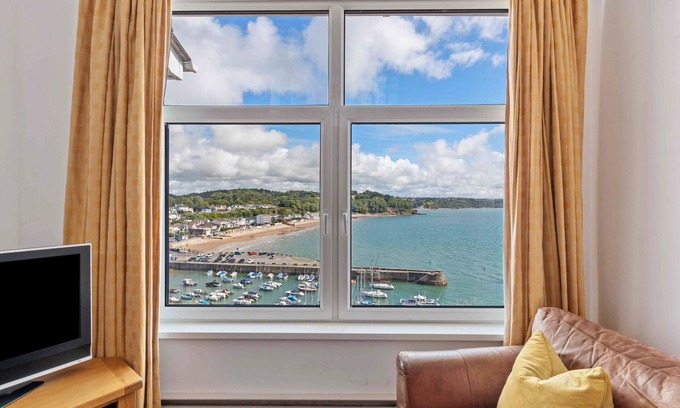 Saundersfoot House | Captains View - Sea and Harbour Views, Parking