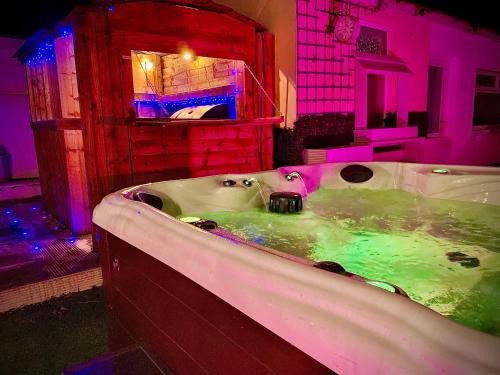 South Shore House | Captivating 4-Bed Hot Tub House in Blackpool