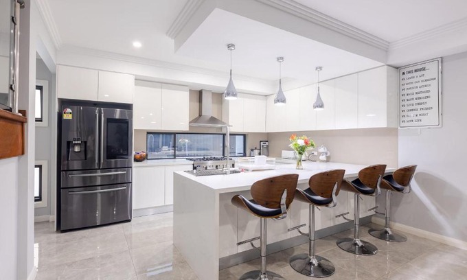 Edmondson Park House | Captivating 5BR Pet Friendly Home with Fully Fully Equiped Kitchen And Fast WIFI