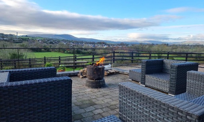 Magherafelt House | Captivating and Cosy Country House Sleeps 8