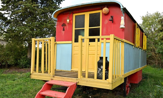 Pech-Luna Apartment | Caravan 'Roulotte Gypsie Violette' with Shared Pool, Private Garden and Wi-Fi