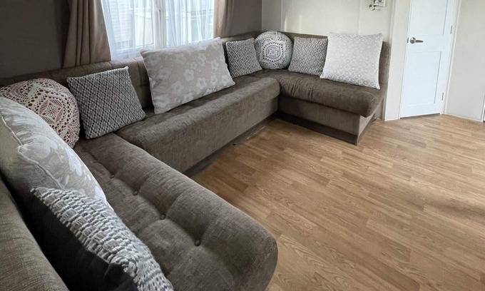 Clacton-on-Sea Cabin | Caravan - Sleeps 10 - Pet Friendly - Parking