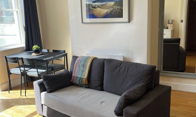 Castle Quarter Apartment | Cardiff Apt - Sleeps 6 - Castle & Stadium Nearby