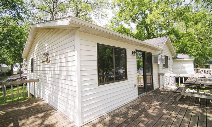 Richmond Cabin | Carefree Days, a 3BR cabin with lake views nestled in Riverside Resort