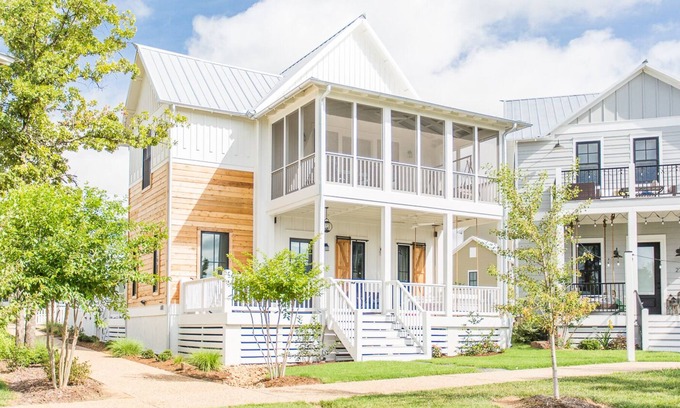 Eufaula Cottage | Carlton Landing-The Goondocks- Located on Redbud Park