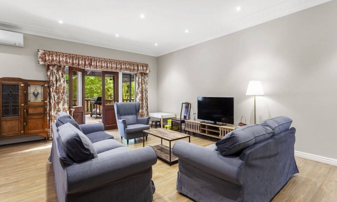 Wentworth Falls House | Carmelia-Garden View Haven for Families & Friends