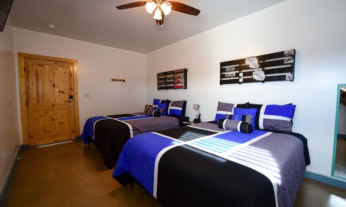 Marfa Hotel | Carmen's Marfa Hotel/Tomas 2 Queen Beds