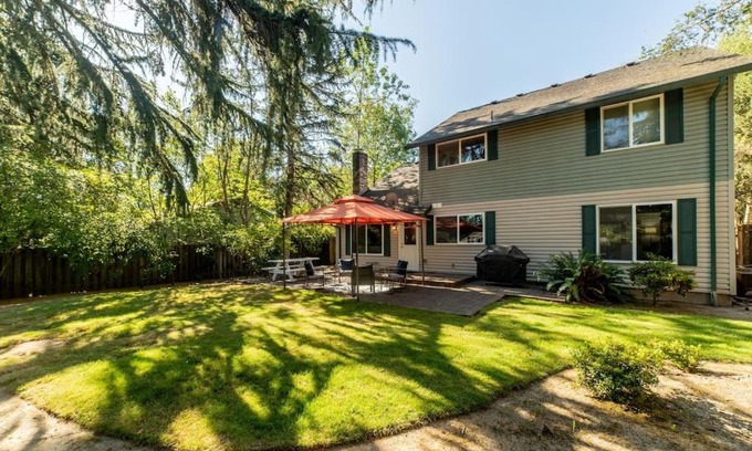 Beaverton House | Carriage Way The Restful Retreat King Bed yard