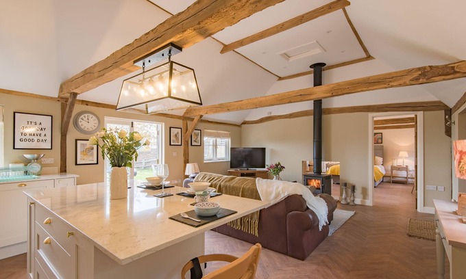 Blackham Cottage | Cart Lodge by Bloom Stays - sleeps 4 in 1 bedroom