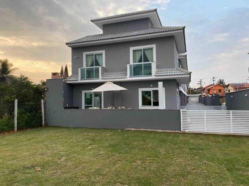 Itaipuacu Apartment | Casa 2 suites, ampla área externa, 300m praia