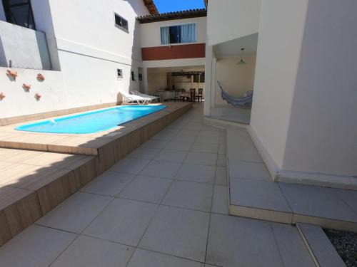 Taperapua Beach House | Casa 300m², dois andares, 4 suites a 150m da praia