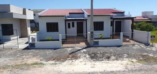 Balneario Gaivota House | Casa 70mt2 Mobiliada Centro Gaivota 400mt do Mar Wifi TV Smart