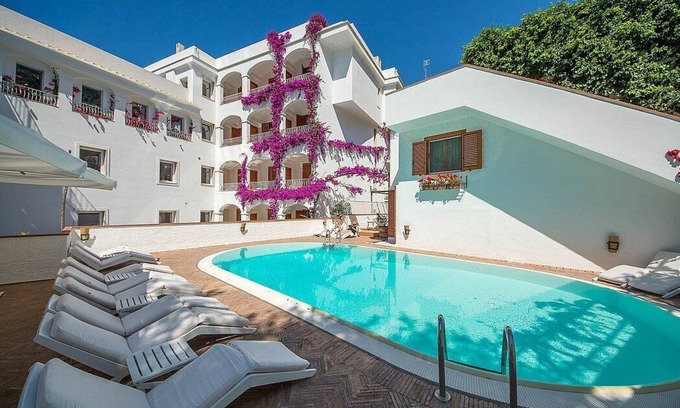 Minori House | Casa Alloro D: A welcoming apartment located in the center of Minori and a few meters from the sea.