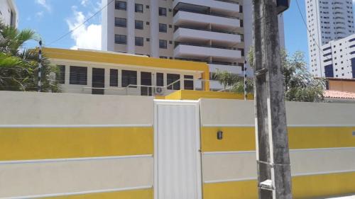 Aeroclube House | Casa Amarela