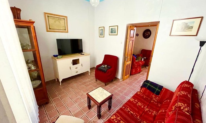 Canete la Real House | Casa Béjar, Tranquila casa con chimenea, patios, junto a la piscina