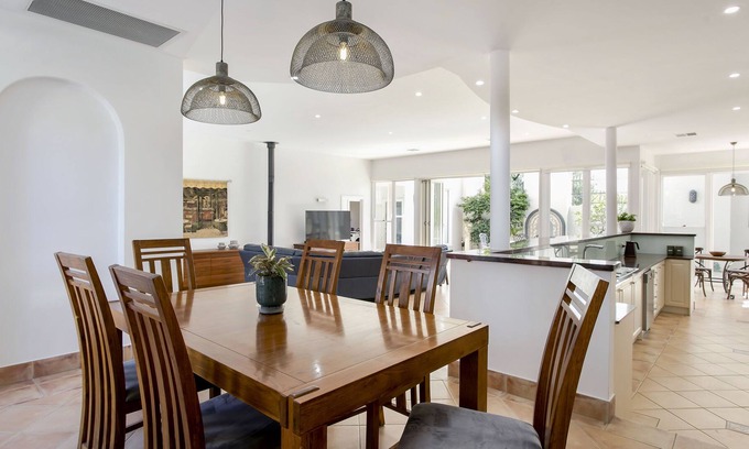 Dulwich House | Casa Bella - Central Location | Luxury Amenities