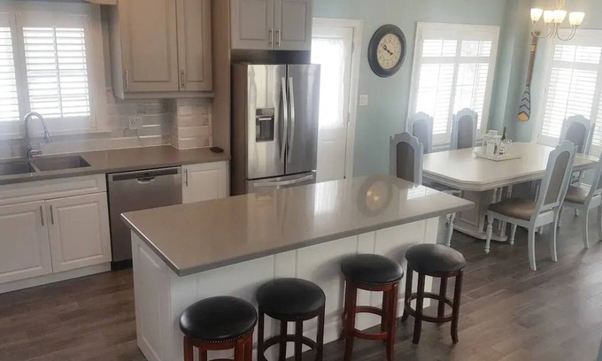 Crystal Beach House | Casa Blanca Cottage - 7 Minute walk to Crystal Beach