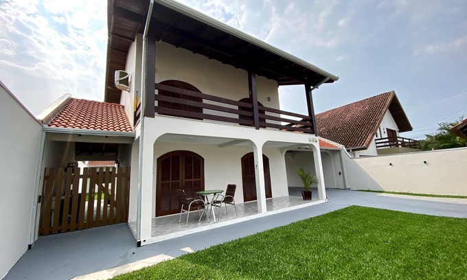 Caioba House | Casa Caiobá! 4 Quartos com Ar-cond., 4 Vagas de Estacionamento, Amplo Quintal!