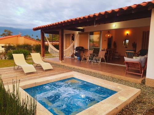 Armenia House | Casa Campestre en zona exclusiva con Jacuzzi, a 10 min del aeropuerto, 20 min parque del café, WiFi, parqueadero privado, vigilancia 24 hrs y amplias zonas sociales