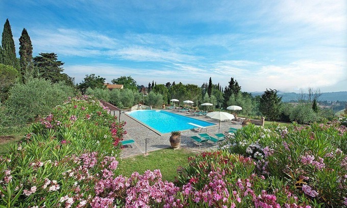 Peccioli House | Casa Canarino E: A welcoming apartment surrounded by the greenery.