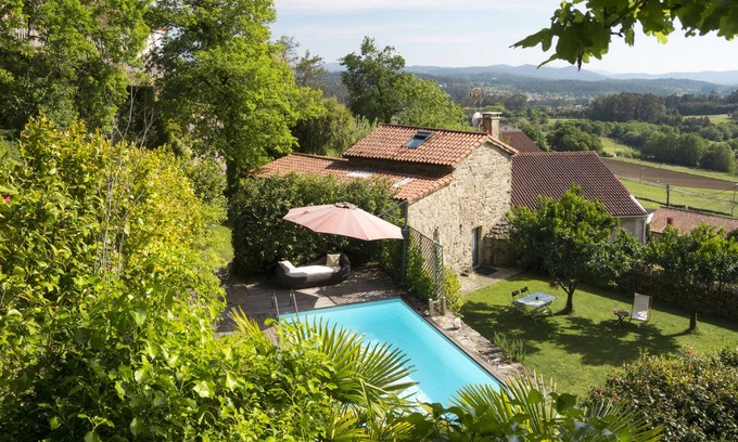 Santiago de Compostela Historic Centre Villa | Casa de Afora - Casa Privada con Piscina y Jacuzzi / spa