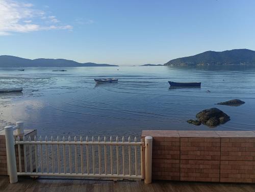 Palhoca House | Casa de frente ao mar Enseada de Brito