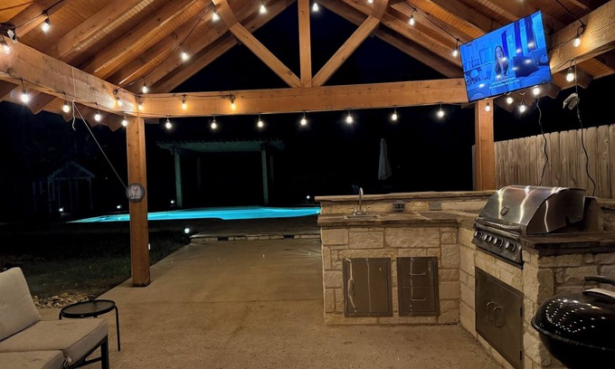 College Hills Estates House | Casa de Howdy! Sleeps 20- 3K/3Q/8T Pool, Pavillion!