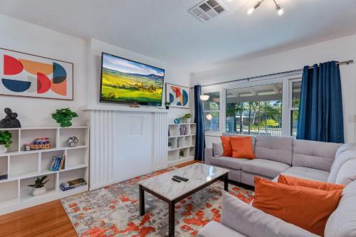 The Roads House | Casa de Jai- your Green Space near Brickell