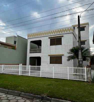 Pontal do Parana House | Casa de praia com boa ventilação garagem coberta para 3 carros 50m da praia