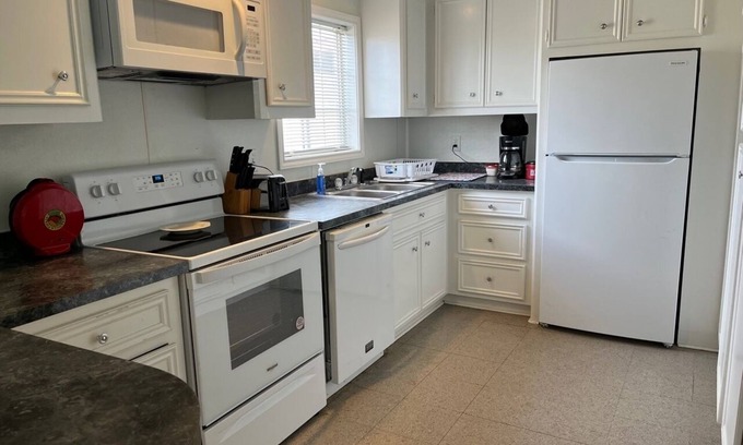 Marathon House | Casa de Rancho Sea container home on a working cattle ranch,5 mins from Alpine!