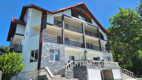 Oestii Paminteni House | Casa Dobrin