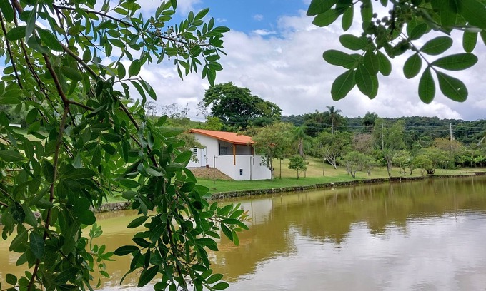 Sao Roque Ski Chalet | Casa em Frente a um Lago, Próximo a Rota do Vinho em São Roque - SP
