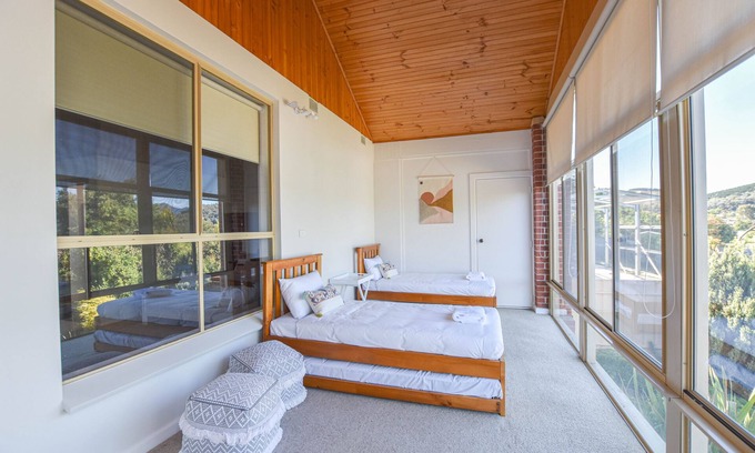 Myrtleford House | Casa Grande - Spacious & Unique Space for Large Groups