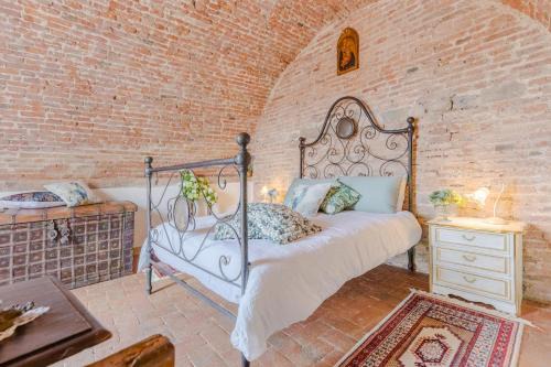 Lucca Historical Center Apartment | Casa La Guardia, a Classic 3 bedrooms