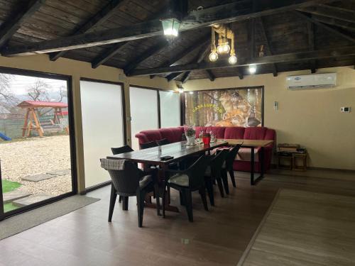 Capatineni-Ungureni House | Casa Lupilor Transfăgărășan